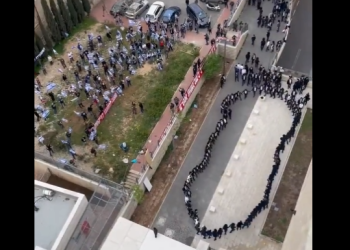Les gauchistes vomissent leur haine, les haredim leur répondent en chantant