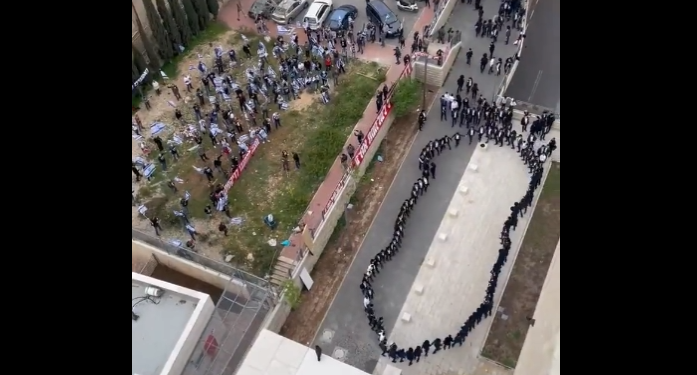 Les gauchistes vomissent leur haine, les haredim leur répondent en chantant