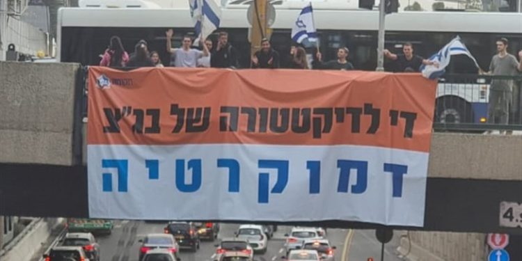 C’est pas trop tôt ! Dans tout le pays, des militants manifestent leur soutien à la réforme judiciaire