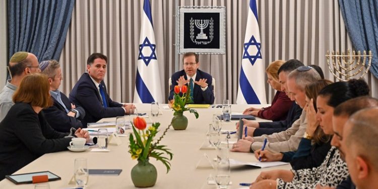 Les négociations sur la réforme judiciaire se poursuivent, et les citoyens israéliens pensent qu’elles iront nulle part