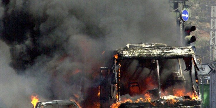 Violence dans le secteur arabe : des bandes criminelles brûlent des bus dans le Nord