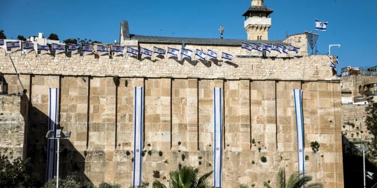 RFI au bord de l’apoplexie ! Ils titrent : “Cisjordanie occupée: des drapeaux israéliens sur la mosquée-sanctuaire de Hébron”