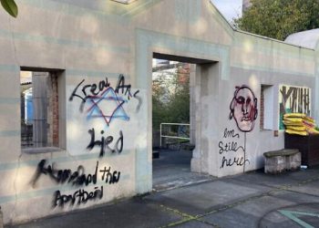 Seattle : le rabbin Weiner a conservé les graffitis antisémites tagués sur les murs de la synagogue, en témoignage de l’antisémitisme actuel