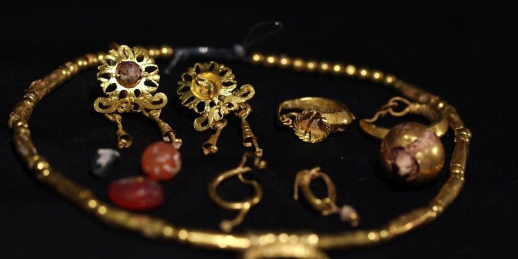 D’impressionnants bijoux en or découverts dans une grotte funéraire à Jérusalem