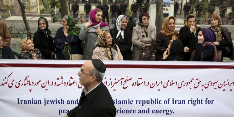 L’Iran oblige ses Juifs à participer à une marche appelant à la destruction d’Israël
