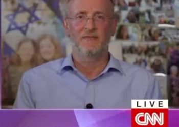 Le rabbin Leo Dee, dont les filles et la femme ont été assassinées lors d’un attentat, accuse CNN de « journalisme de terreur »