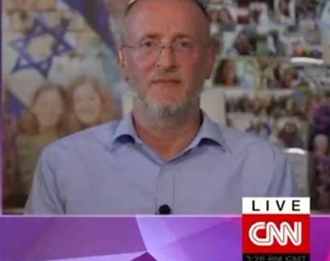 Le rabbin Leo Dee, dont les filles et la femme ont été assassinées lors d’un attentat, accuse CNN de « journalisme de terreur »
