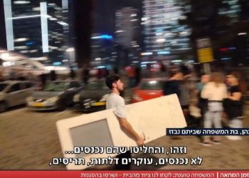 Enquête de la police : des manifestants contre la réforme ont arraché les portes et les fenêtres d&rsquo;une maison, pillé ses meubles, pour faire des feux sur l&rsquo;Ayalon