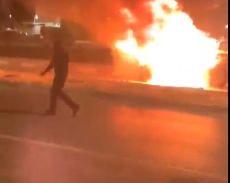 Nouveau crime dans le secteur arabe : une voiture explose avec ses trois passagers, une autre est criblée de balles