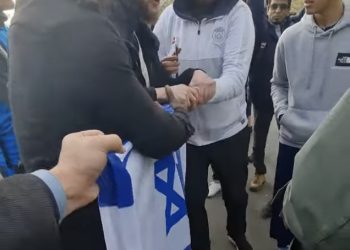 Un musulman converti au judaïsme agressé à Londres après avoir brandi le drapeau israélien