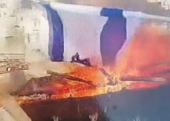 Un Arabe a mis le feu à des drapeaux israéliens – et il a été arrêté par la police