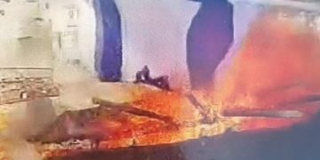 Un Arabe a mis le feu à des drapeaux israéliens – et il a été arrêté par la police