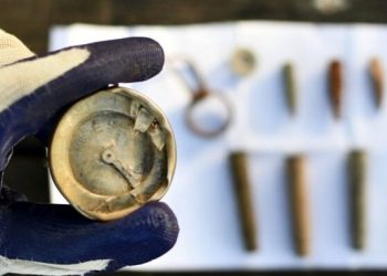 Les archéologues, émus de la découverte d’une boussole vieille de 75 ans sur le site d’une bataille qui a vu la mort de 35 soldats