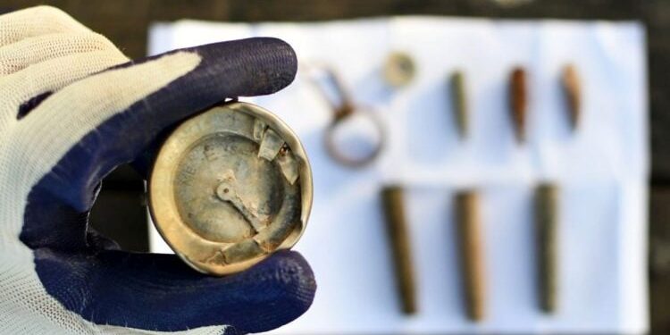Les archéologues, émus de la découverte d’une boussole vieille de 75 ans sur le site d’une bataille qui a vu la mort de 35 soldats