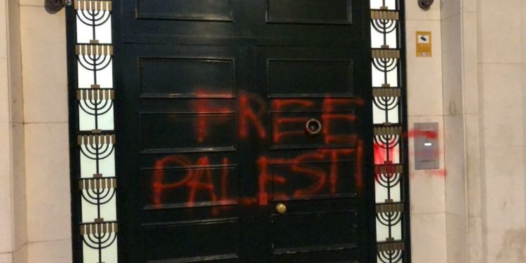 Pour bien signaler qu’ils se souviennent de la Shoah, la Grande Synagogue de Barcelone a été vandalisée, incitant à expulser les juifs d’Israël