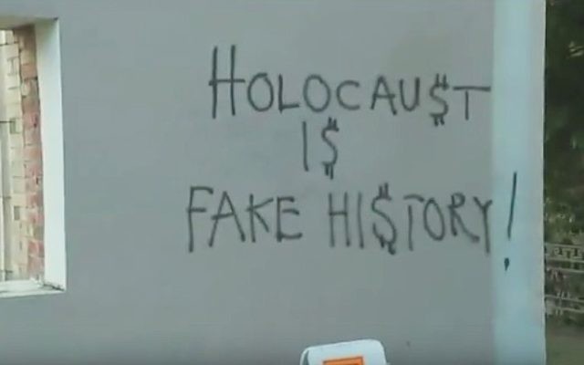 Illustration : Des graffitis antisémites sont visibles sur le mur de la synagogue Temple De Hirsch Sinai à Seattle, en mars 2017. (Capture d'écran YouTube : utilisée conformément à l'article 27a de la loi sur le droit d'auteur)