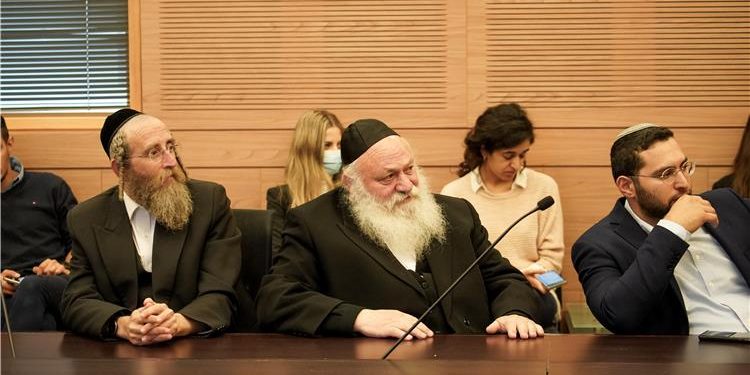 Le parti Torah Judaïsme menace de faire chuter la coalition si elle repousse le vote de la loi sur l’exemption de la conscription