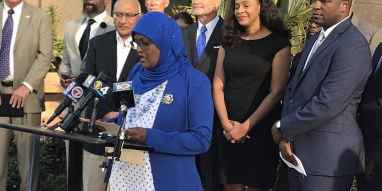 Elle promeut la destruction d’Israël. Elle a été nommée au comité de la diversité du conseil scolaire. Voici Naïma Khan-Ghany