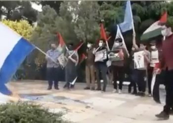 Un antisémite brûle le drapeau israélien et… karma !