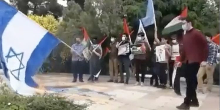 Un antisémite brûle le drapeau israélien et… karma !
