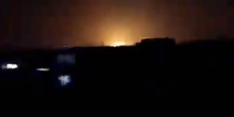 Frappe aérienne nocturne à la périphérie d’Alep, en Syrie : il y a des morts et des blessés