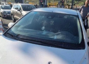 Attaque terroriste en Samarie : des voitures ciblées, un blessé. Netanyahou accusé de ne pas avoir changé la politique de gauche