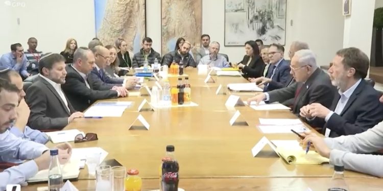 Bataille pour le budget : qui va craquer le premier ? Le gouvernement va-t-il sauter ?