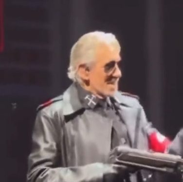 Ah, tout de même ! La police allemande ouvre une procédure pénale contre Roger Waters pour s’être déguisé en nazi