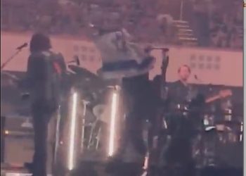 Des juifs prennent la scène du concert de Roger Waters de Francfort avec un drapeau israélien