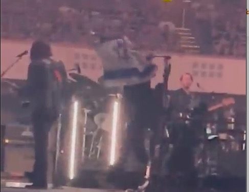 Des juifs prennent la scène du concert de Roger Waters de Francfort avec un drapeau israélien