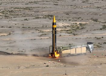 Les Iraniens « dévoilent » un missile à longue portée