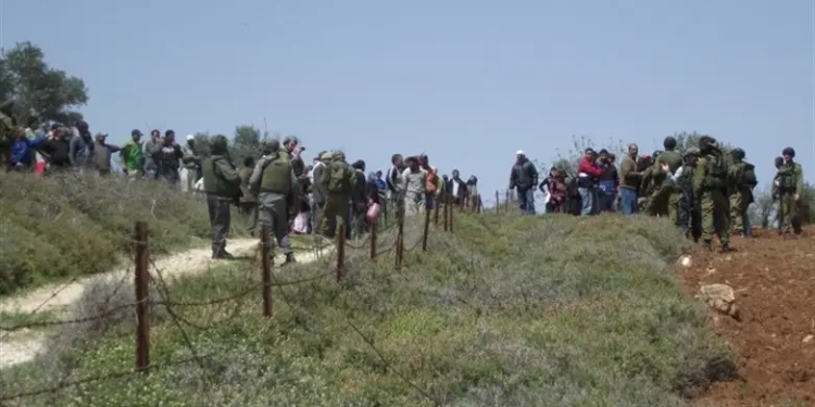 70 arabes tentent de lyncher des fermiers israéliens dans les collines de Samarie