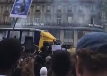 Manifestation du gang des Traoré aux cris de “Sales juifs!”
