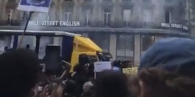 Manifestation du gang des Traoré aux cris de “Sales juifs!”