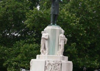 Vienne dépense 150 000 € pour incliner de 3,5 degrés la statue d&rsquo;un maire antisémite au lieu de la démolir