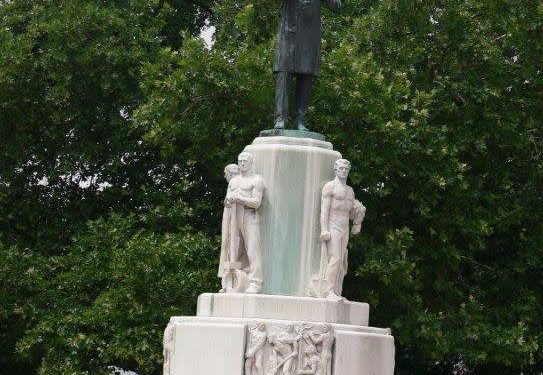 Vienne dépense 150 000 € pour incliner de 3,5 degrés la statue d’un maire antisémite au lieu de la démolir