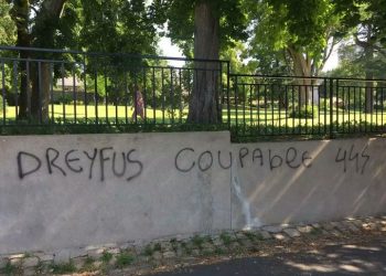 Tag antisémite sur le mur d’un parc public à Cholet, email nazi envoyé à des mairies
