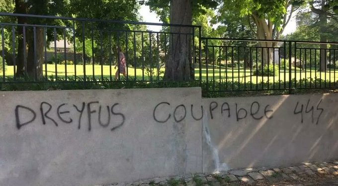 Tag antisémite sur le mur d’un parc public à Cholet, email nazi envoyé à des mairies