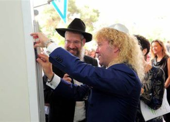 « Faites la queue, faites la queue ! » Un milliardaire chilien distribue des billets de 100 dollars au mur occidental