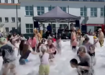 Antisémitisme en Pologne ? Absolument pas ! Une ville organise une fête de bulles pour enfants… sur les tombes juives