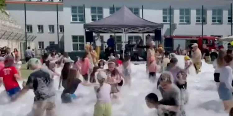 Antisémitisme en Pologne ? Absolument pas ! Une ville organise une fête de bulles pour enfants… sur les tombes juives