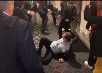 En vidéo : un Israélien a tenté d&rsquo;agresser le ministre Nir Barkat. Ses gardes du corps l&rsquo;ont « ramené à la raison »