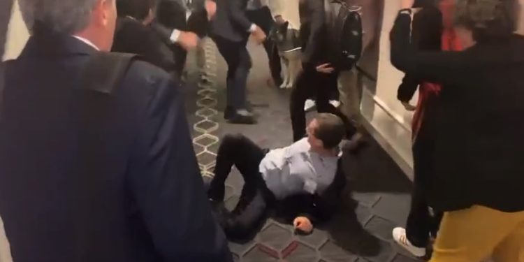En vidéo : un Israélien a tenté d’agresser le ministre Nir Barkat. Ses gardes du corps l’ont « ramené à la raison »