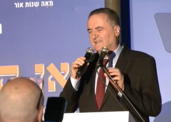 La gauche morale, représentant le camp du bien, crache sur un ministre lors d&rsquo;une célébration