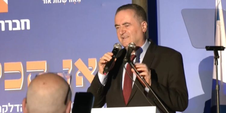 La gauche morale, représentant le camp du bien, crache sur un ministre lors d’une célébration