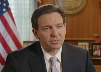 « C&rsquo;est une honte ! L&rsquo;administration Biden tord le bras d&rsquo;Israël », accuse le gouverneur de Floride DeSantis, candidat à la présidence