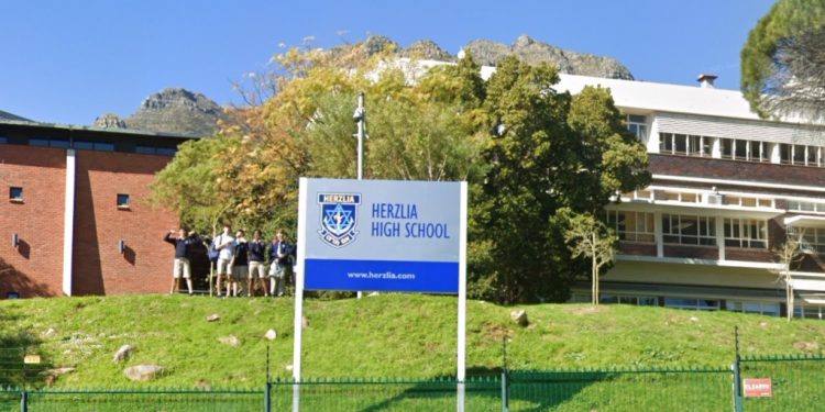 Une politicienne sud-africaine demande que l’école juive soit « radiée » parce qu’elle soutient Israël. Et évidemment, elle est communiste