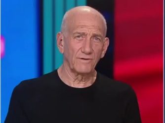 L’ancien Premier ministre et criminel condamné Ehud Olmert pourrait retourner dans la salle d’interrogation de la police