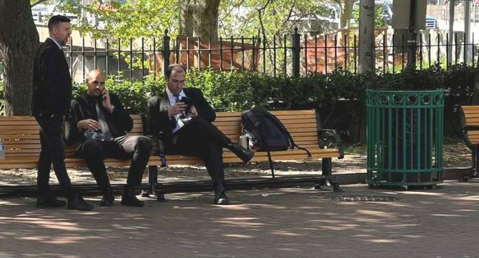 Un groupe d’anarchistes traque Simcha Rothman dans le centre de Manhattan