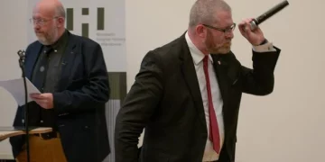 Yad Vashem condamne l’attaque d’un membre du Parlement polonais contre l’historien de l’Holocauste Jan Grabowski